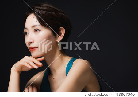 A woman with short hair 98807040