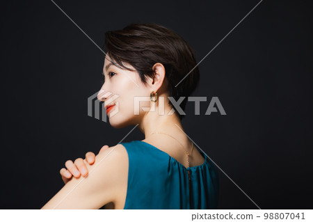 A woman with short hair 98807041