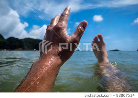 man drowning in the sea 98807534