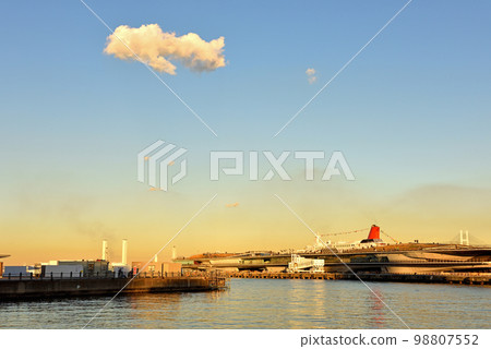 夕陽下停泊在橫濱大三橋的大型遊輪 夕陽下停泊在橫濱大三橋的大型遊輪 98807552
