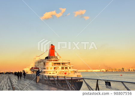 A large cruise ship moored at Yokohama Osanbashi in the sunset 98807556