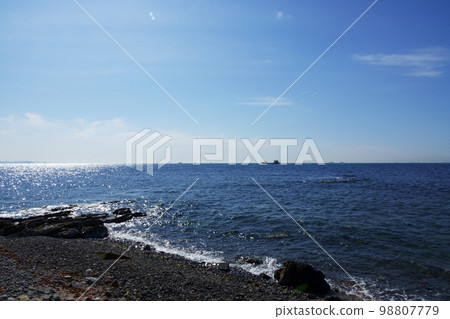 藍天映海波濤拍岸・初春・220212pm 98807779