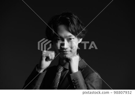 擺出戰鬥姿勢的年輕商人單色圖像 98807932