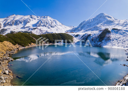 無人機航拍初冬立山室堂的御庫裡加池塘立山山脈和淨土山 無人機航拍初冬立山室堂的御庫裡加池塘立山山脈和淨土山 98808188