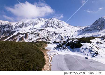 初冬立山室堂結冰的 Midoriga 池塘和立山山脈的無人機鳥瞰圖 98808195