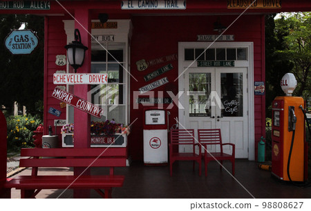A storefront display planned in the old American taste of a cafe restaurant 98808627