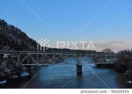 穿越神足峽的 Kiha 120 型柴油火車 98808959