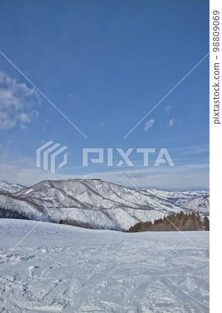 Scenery from the snowy mountain ski resort Scenery from the snowy mountain ski resort 98809069