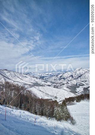 Scenery from the snowy mountain ski resort 98809106
