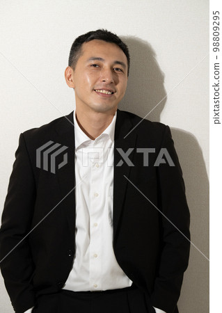 穿黑西裝不打領帶的男人 穿黑西裝不打領帶的男人 98809295