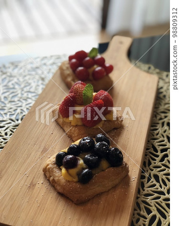 3點小吃新鮮出爐的水果餡餅 98809312