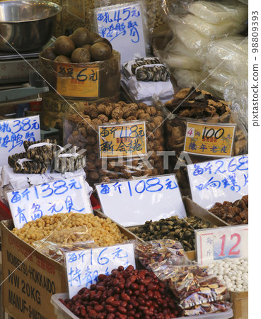 A store that sells dried scallops and salt-dried fish in the west of Des Voeux Road, Hong Kong. Some do not know what dish to use A store that sells dried scallops and salt-dried fish in the west of Des Voeux Road, Hong Kong. Some do not know what dish to use 98809393