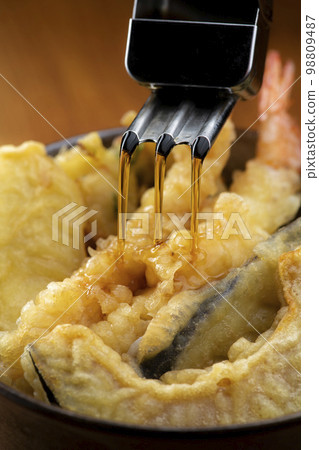 將天婦羅醬倒在天婦羅碗上 98809487