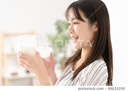 婦女喝蛋白質牛奶飲食 98810200