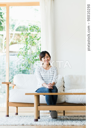 年輕女子在客廳放鬆 年輕女子在客廳放鬆 98810298