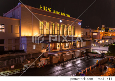 《東京》上野站，雨中車站前的夜景 98810311