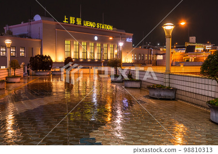 《東京》上野站，雨中車站前的夜景 98810313