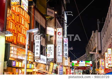 《東京》上野的繁華商店街禦徒町站前通商店街 98810720