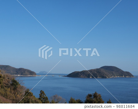 從底層看到的“衝神室島”(山口縣周大島町東和) 從底層看到的“衝神室島”(山口縣周大島町東和) 98811684