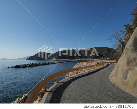 帶有橙色護欄的風景優美的道路（周大島町東和） 98811703