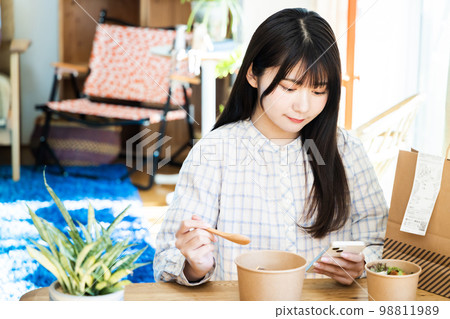 便當送貨/送貨上門午餐時間年輕女性 便當送貨/送貨上門午餐時間年輕女性 98811989