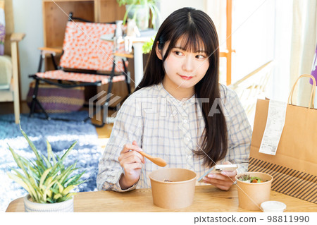 便當送貨/送貨上門午餐時間年輕女性 便當送貨/送貨上門午餐時間年輕女性 98811990