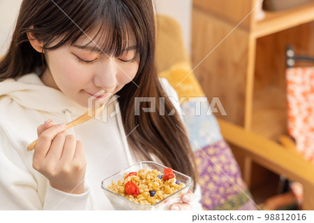 A young woman who eats a balanced diet with healthy foods (cereals) 98812016
