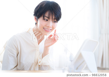 照鏡子護膚的女人擔心長痘痘 照鏡子護膚的女人擔心長痘痘 98812058