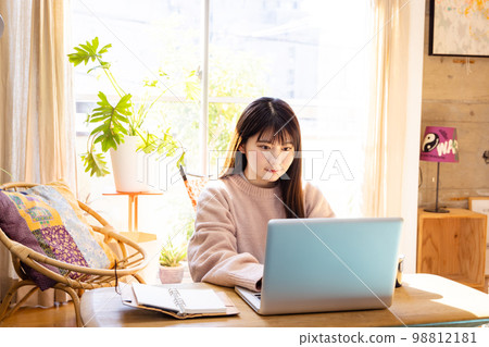 Young woman studying to get a qualification 98812181