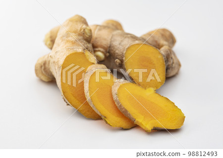 在白色背景上的秋天薑黃根莖 98812493