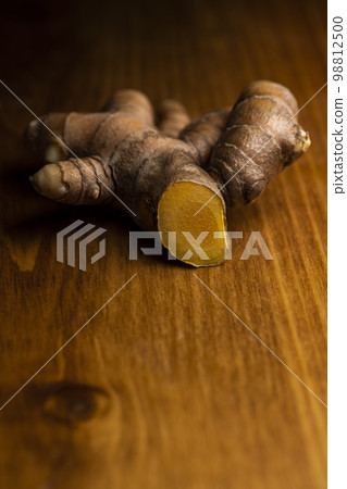 在木桌上的秋天薑黃根莖 在木桌上的秋天薑黃根莖 98812500