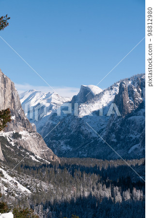 Yosemite valley from Tunnel view 98812980