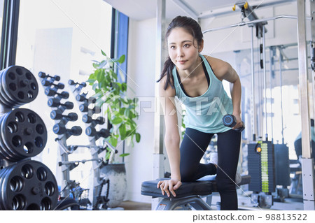 Young woman training in the gym 98813522