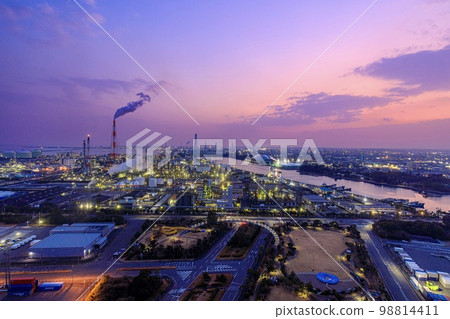 Factory night view in Yokkaichi, Mie Prefecture 98814411