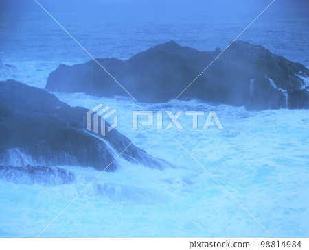The Sea of Japan in winter, Echizen, Fukui Prefecture 98814984