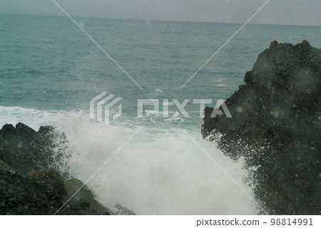 The Sea of Japan in winter, Echizen, Fukui Prefecture The Sea of Japan in winter, Echizen, Fukui Prefecture 98814991