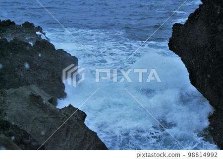 The Sea of Japan in winter, Echizen, Fukui Prefecture 98814992
