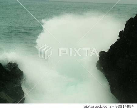 The Sea of Japan in winter, Echizen, Fukui Prefecture The Sea of Japan in winter, Echizen, Fukui Prefecture 98814994