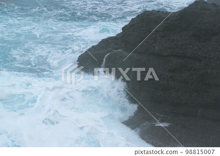 The Sea of Japan in winter, Echizen, Fukui Prefecture The Sea of Japan in winter, Echizen, Fukui Prefecture 98815007