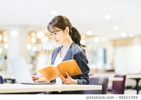 Business Young 98815309