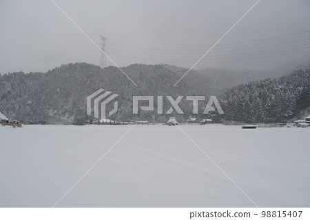下雪天的京都美山茅吹之裡 98815407