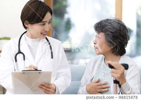 審查一位資深婦女的女性醫生家訪家庭醫療 98815878