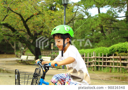騎自行車的孩子 98816348