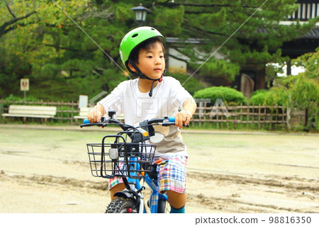 騎自行車的孩子 騎自行車的孩子 98816350