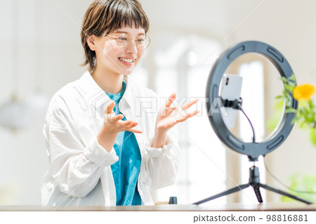 在開放式房間內分發視頻的年輕女性 在開放式房間內分發視頻的年輕女性 98816881