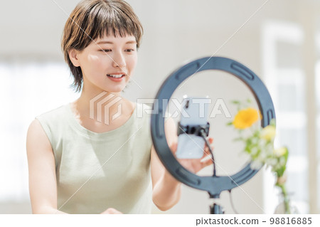 一位穿著裙子的年輕女子在開放的房間裡播放視頻 一位穿著裙子的年輕女子在開放的房間裡播放視頻 98816885