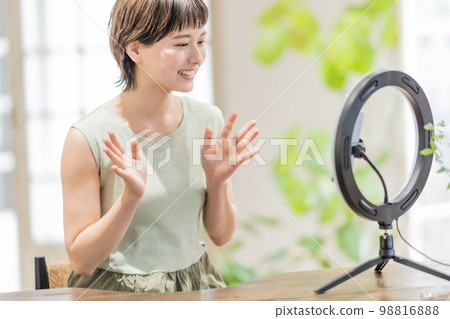 年輕女性與追隨者談論視頻分發 98816888