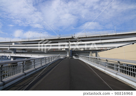 連接東京都港區芝浦和台場的彩虹橋 連接東京都港區芝浦和台場的彩虹橋 98816968