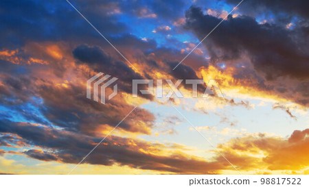 夕陽的天空風光(崎玉縣川口市附近) 夕陽的天空風光(崎玉縣川口市附近) 98817522
