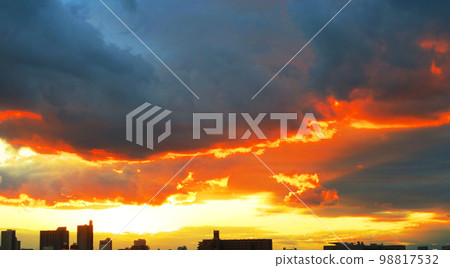 Scenery of the sunset sky (near Kawaguchi City, Saitama Prefecture) Scenery of the sunset sky (near Kawaguchi City, Saitama Prefecture) 98817532